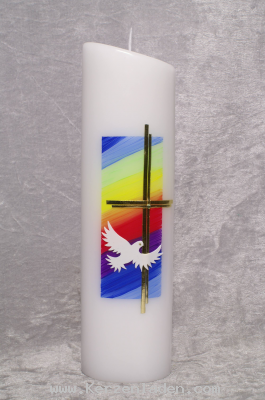 Taufkerze Sonderform Oval Hintergrund Regenbogenfarben mit Wachstaube und Kreuz in Goldwachssteifen gelegt Strassstein auf dem Kreuz