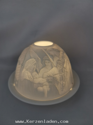 Engelskonzert Dome-Light besteht aus einer Porzellankuppel und einem Teller aus Porzellan. In die Kuppel ist ein reliefartiges Design eingearbeitet. Auf dem Teller wird ein Teelicht entzündet und die Kuppel darüber gestülpt