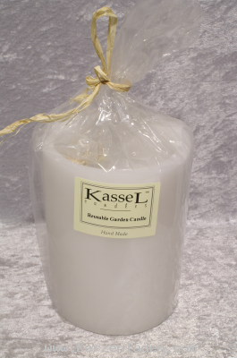 weiss Wachslampion rund der Firma Romantic Lights incl. Teelich und grünem Sand. Die Kerze nicht länger als 3 Stunden am Stück brennen lassen.