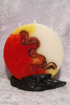 Vollmond mini 3 Dochte rot/orange/braun/creme incl. Wachsständer Beim Entzünden eines Dochtes ergibt sich langsam eine Zackenform. So brennt sich nach und nach das Feuer in das Wachs und erzeugt ein individuelles Aussehen, je nachdem, welchen Docht s