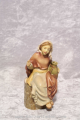 Sitzende Hirtin mit Krug Matteo Holzkrippenfigur der Südtiroler Holzschnitzerei Dolfi Handbemalt