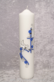 Taufkerze Kreuz, Herz, Blumenranke und Taube blau silber Motiv von Hand in Wachs gelegt und mit Silberfaden verziert