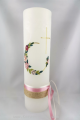 Taufkerze Blumenranke mit Kreuz, incl. 1Name+1Datum , Motiv von Hand gelegt mit Stoffbanderole, auf einem weißen, rustikalen, handgegossenen Kerzenrohling der Firma Weizenkorn aus Basel